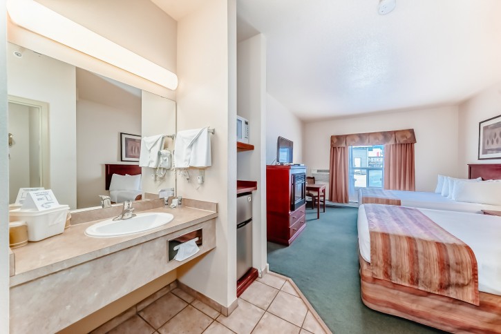 grande cache inn & suites standard double queen room