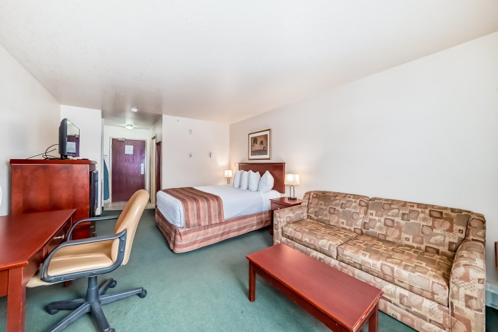 grande cache inn & suites standard single queen room