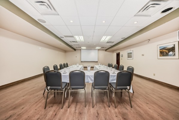 grande cache inn & suites mount hamel room