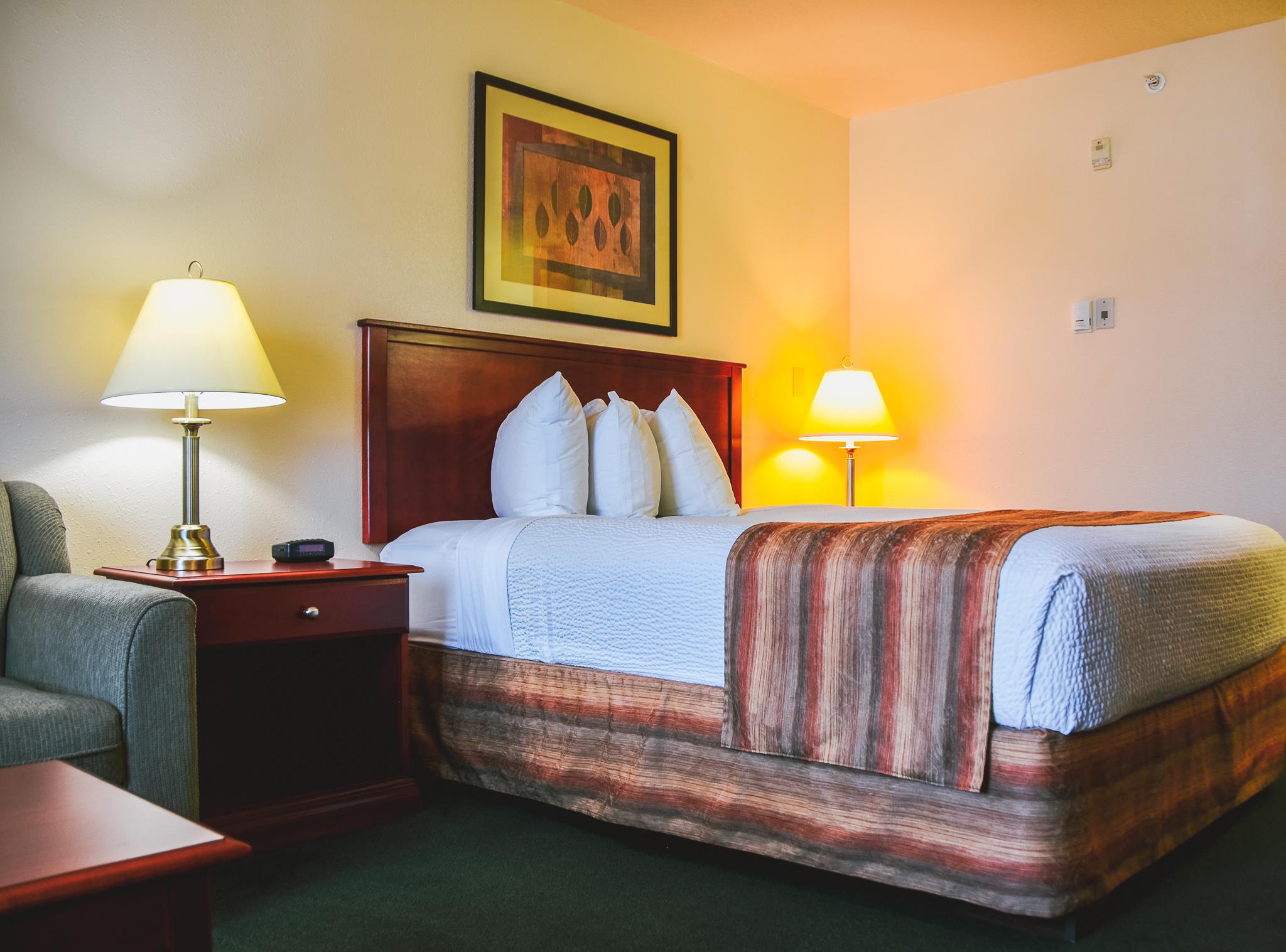 grande cache inn & suites rooms